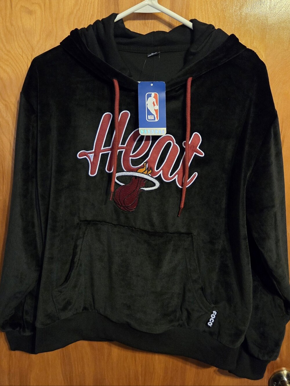 FOCO Women's Miami Heat NBA Team Logo Fashion Velour Hooded Sweatshirt Size M